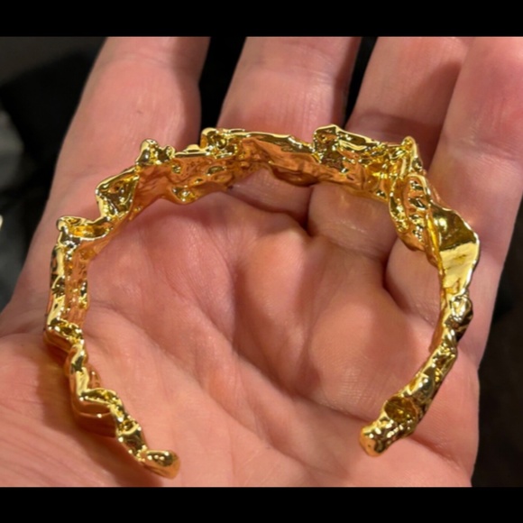 Amber Sceats Emery Cuff Bracelet Chunky Crushed Metal Design 24k Plated - NWT - Picture 16 of 16